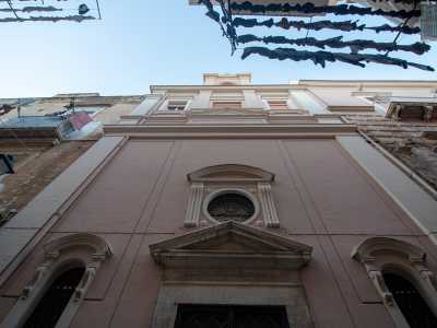 Il fabbricato comprende infatti la chiesa di San Bartolomeo: un tempio che seppur sconsacrato continua a mostrare il suo elegante e snello profilo rosa pallido con finestrelle laterali...
